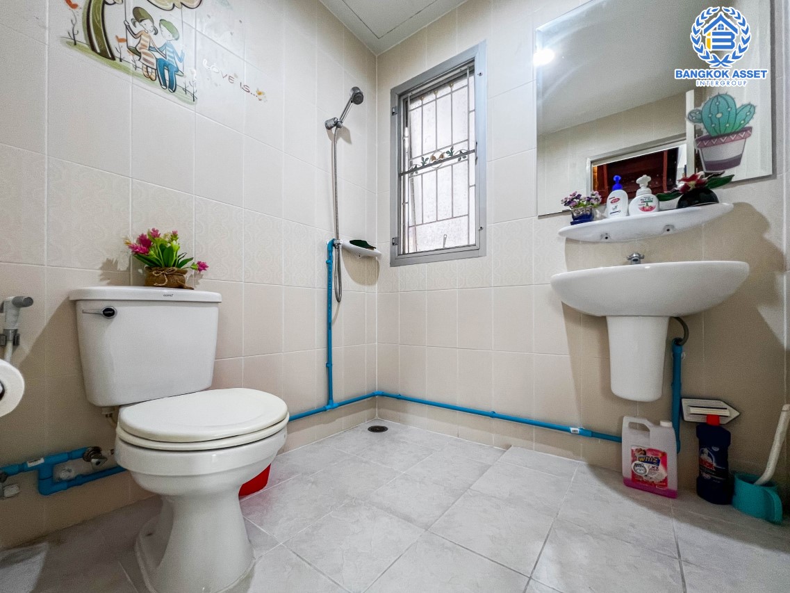 บ้านแฝดมือสอง ม.ศุภาลัยวิลล์ วงแหวนปิ่นเกล้า-พระราม5 เนื้อที่ 38 ตร.ว. ฟังก์ชันจัดเต็ม 3 ห้องนอน 2 ห้องน้ำ จอดรถได้ 1 คัน สภาพภายในสวย ต่อเติมครบ พร้อมเข้าอยู่ ตั้งบนสุดยอดทำเล! เชื่อมต่อได้ทั้ง ถนนกาญจนาภิเษก, ซอยส้มเกลี้ยง(อัจฉริยะพัฒนา), ถนนนครอินทร์ ใกล้ทางด่วน "ศรีรัช"